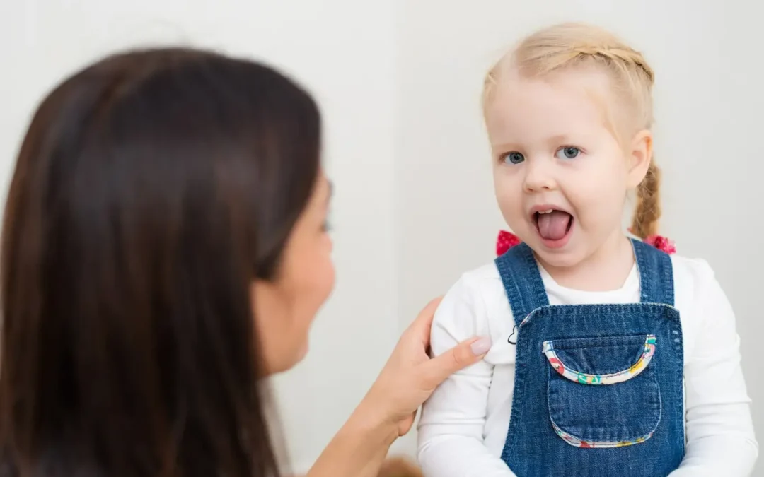 mała dziewczynka u logopedy